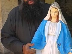 Syrian extremist ideologist smashes statue of the Virgin Mary in front of a camera