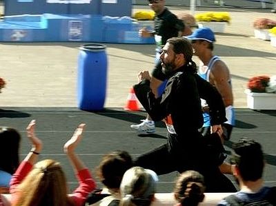 Военный священник в подряснике пробежал Афинский классический марафон