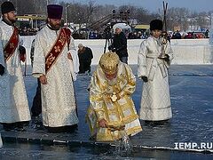 В Иркутске освятили воды Ангары