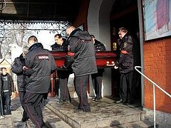 В Москве прошло отпевание полицейского, погибшего в школе № 263