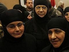 Syria crisis: Nuns freed by rebels arrive in Damascus