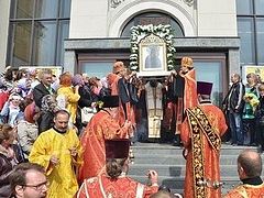 A procession with three holy icons and attended by thousands takes place in Zaporozhye