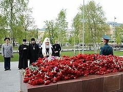 Святейший Патриарх возложил венок к могиле Неизвестного Солдата и цветы к стеле Одессы