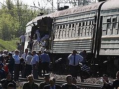 Orthodox priest performs surgical operations on those injured in a train collision near Moscow