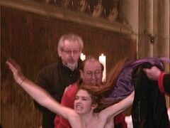 Участнице Femen, сорвавшей Рождественскую мессу в Кельнском соборе, предъявлены обвинения