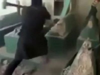 Опубликовано видео, на котором запечатлен боевик ИГИЛ, крушащий могилу пророка Ионы
