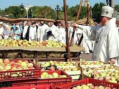 Тысячи освященных яблок отправят в подарок детям-инвалидам