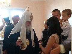 Патриарх Кирилл вручил ключи пострадавшим от наводнения на Дальнем Востоке