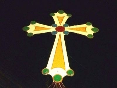 «Сим побеждай»: христиане Багдада сделали 8-метровый крест для жителей Ниневии
