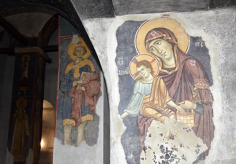 Богородица Милостивая со Христом, питателем сирот. Фреска XIII в.
