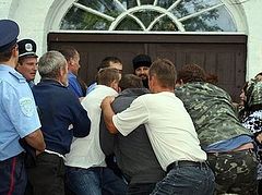 Those who are seizing temples are warring against the Church of Christ, a priest in Kiev says