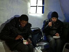 В Москве открылся отапливаемый «Ангар спасения» для бездомных
