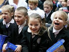 Святогорская Лавра: архиепископ Арсений поздравил 1000 учеников местных школ