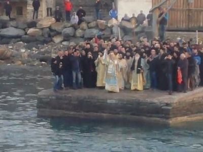 Монастырь Ксенофонт: Погружение Честного Креста и крещенское купание (ВИДЕО)
