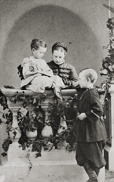 Великая княгиня Мария Александровна, Великий князь Сергий Александрович и Великий князь Павел Александрович. 1863 г.