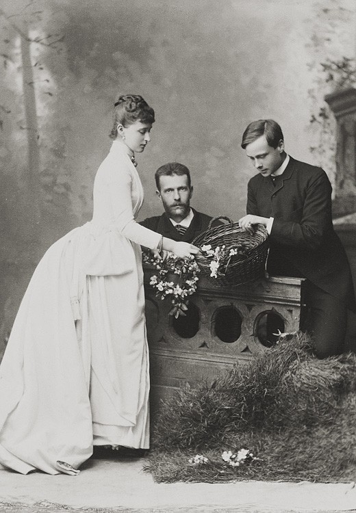 Великий князь Сергий Александрович, Великая княгиня Елизавета Феодоровна и Эрнст Людвиг, наследный Великий герцог Эссенский. Дармштадт. 1885 г.
