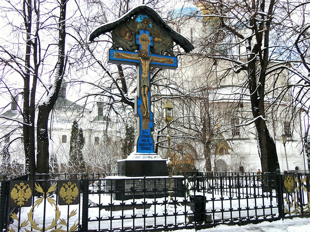Памятный крест в Новоспасском монастыре Москвы