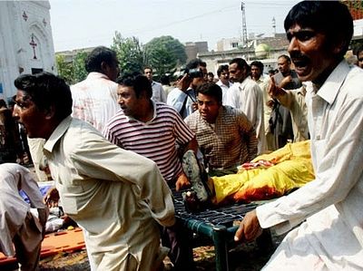 Пакистан: юноша накрыл собой террориста-смертника на входе в церковь