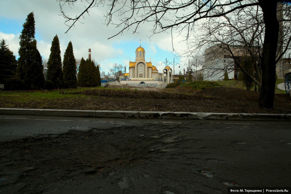 Храм свт. Игнатия Мариупольского. В феврале на проходную завода, где находится храм, упал снаряд, двое людей погибли