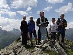 Выше радуги и вертолета: на Северном Кавказе отслужили благодарственный молебен на вершине горы (ВИДЕО)