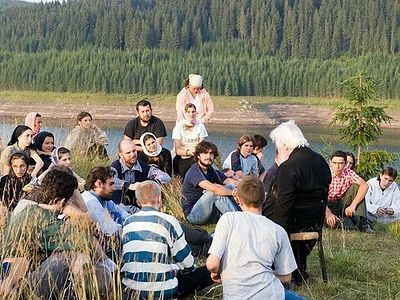 Румыния: Тысячи человек совершили подъем в горы, чтобы помолиться в монастыре Оаша
