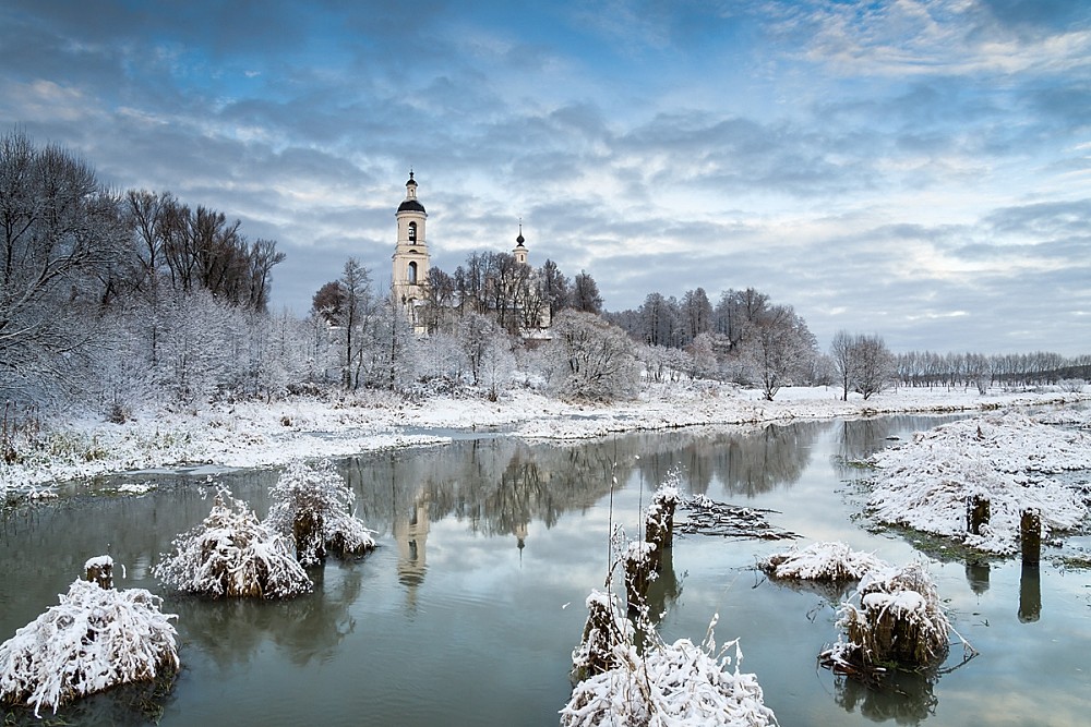 First snow on the Sherna river (a river in the Vladimir and Moscow regions). A view of the St. Nicholas Church