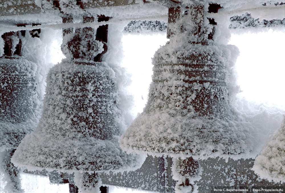 The bells ring joyfully in frosty weather