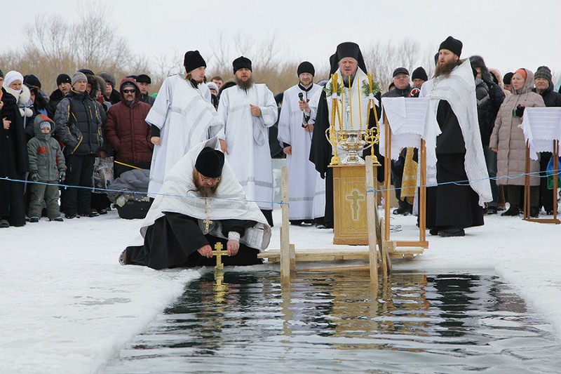 Освящение вод совершает епископ Карагандинский Севастиан. Фото: eparhia.kz