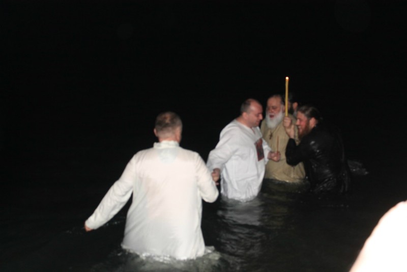 Батуми. Владыка Димитрий окунается в освященные воды. Фото:netgazeti.ge