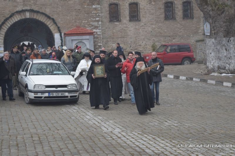 Ο Αγιασμός των υδάτων στη Βουλγαρία. Η πομπή εξέρχεται της Ιεράς Μονής Μπάτσκοβο