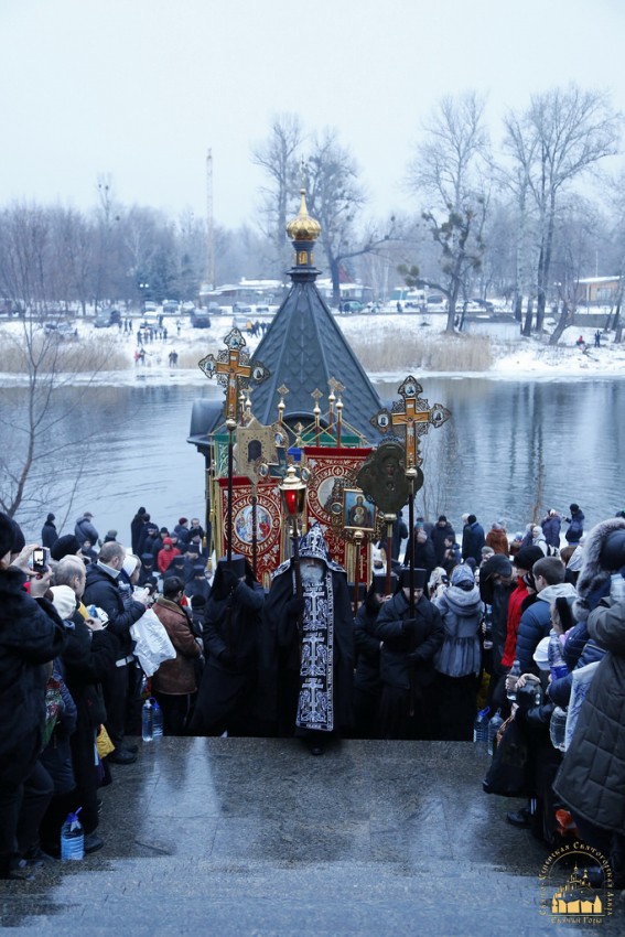 The cross procession is returning to Svyatogorsk Lavra.