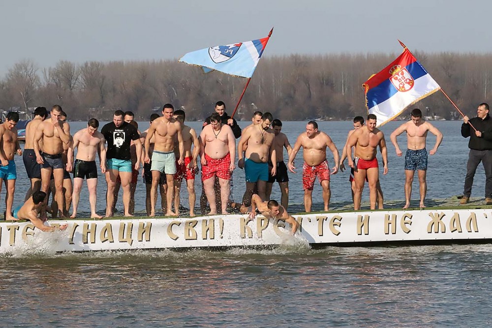 The cold Danube does not scare the brave swimmers. 