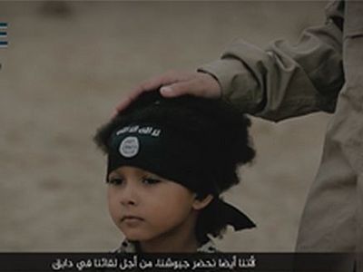 В новом ролике ИГ ребенок взрывает пленных и угрожает Англии
