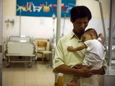 «Отец Вьетнама» усыновил 100 детей, которым грозила смерть до рождения