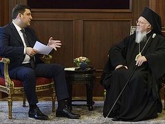Patriarch Bartholomew tells Ukrainian PM that Constantinople will help build single Church in Ukraine