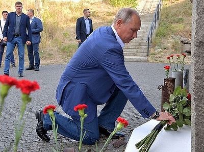 Владимир Путин одао почаст погинулим заштитницима Севастопоља