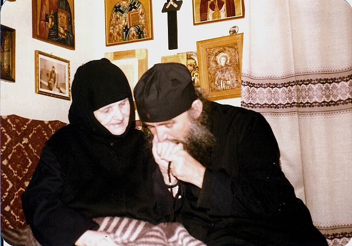 Старац Јефрем са својом мајком монахињом Теофанијом