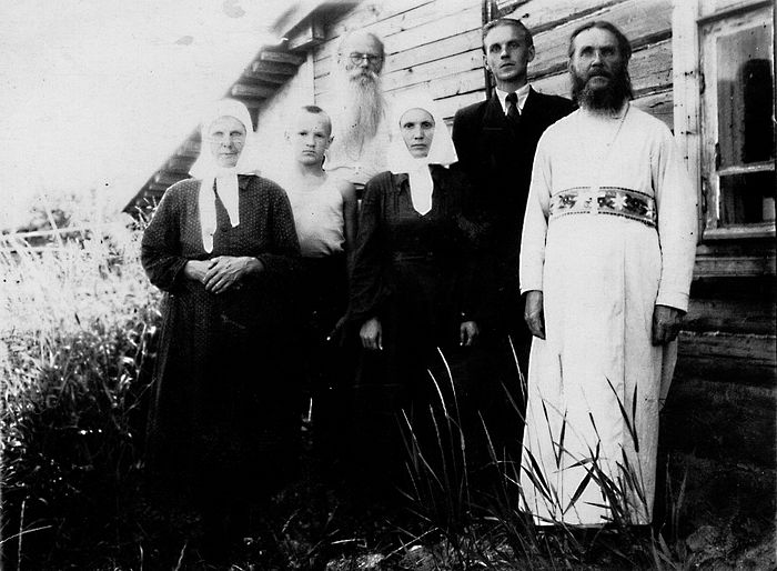 Игумен Никон (в заднем ряду) и маленький Алеша Осипов (второй слева)