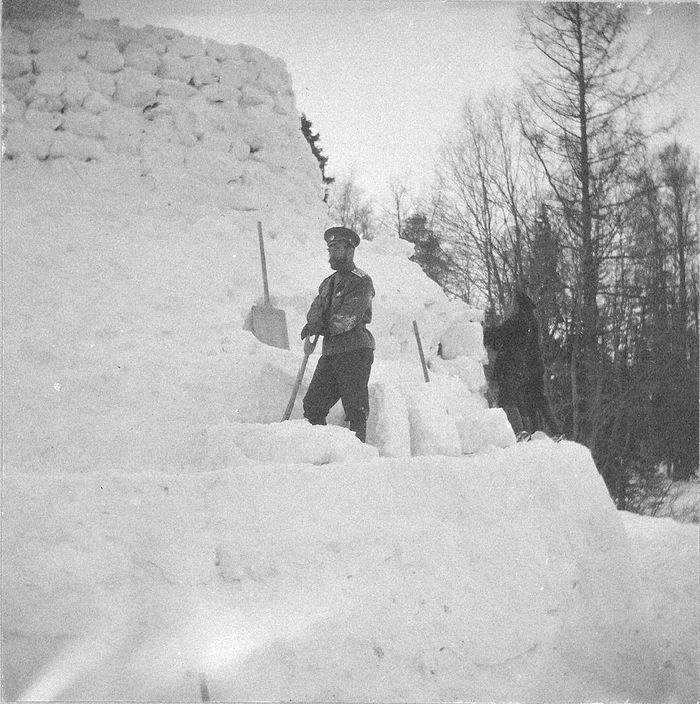 Император Николай Александрович на строительстве снежной горки (1915 г.)