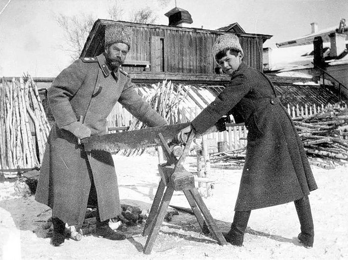 Государь с Наследником пилят дрова. Тобольск, 1918 г.