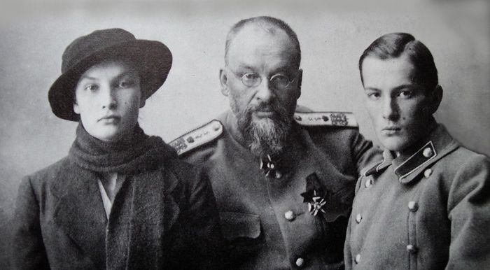 Последний снимок доктора Е.С. Боткина с дочерью Татьяной и сыном Глебом. Тобольск 1918 г.