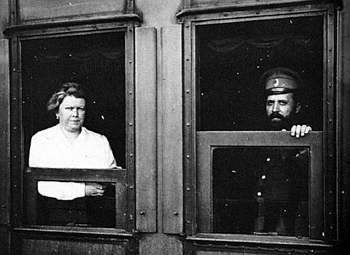 Лейб-хирург В. Н. Деревенко с супругой в вагоне поезда перед отъездом в Тобольск. Август 1917 г.