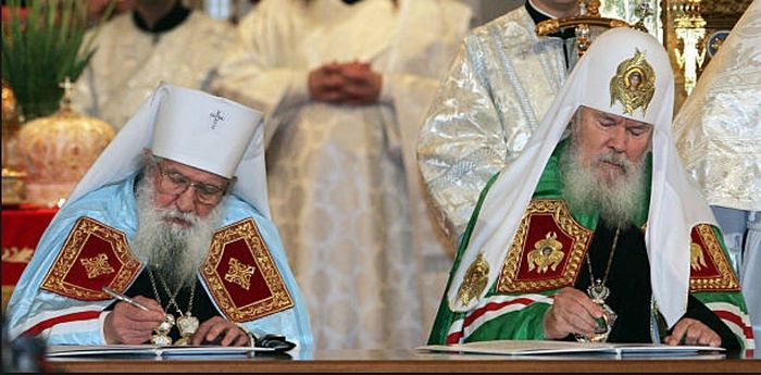 Patriarch Alexei II and Metropolitan Laurus signing the 2007 Act of Canonical Communion that reunited the Russian Church Abroad with the Moscow Patriarchate. Photo: 