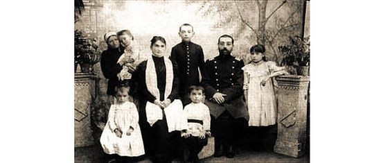 Семейная фотография: Дмитрий Тяпочкин сидит в центре. Фото с сайта mgarsky-monastery.org