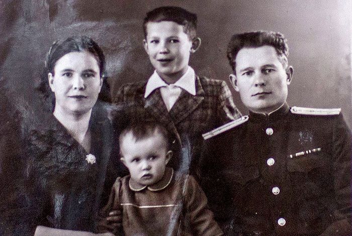 Семья Георгия и Александры Чикиных с детьми. Ок. 1956 г.