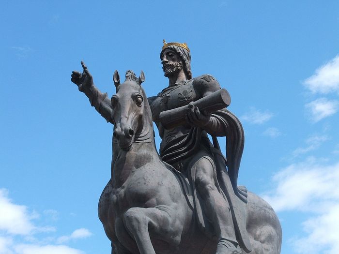 Памятник святому царю Давиду Строителю в Тбилиси