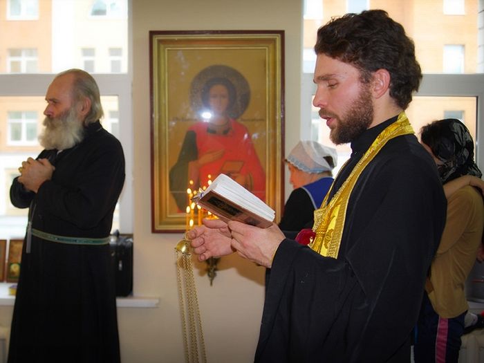 Священник Ярослав Драгун в храме в честь святого великомученика и целителя Пантелеимона в областной детской больнице