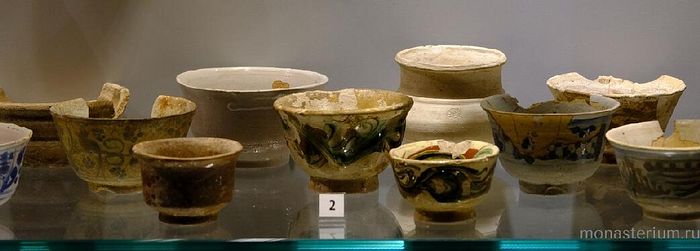 Древние керамические сосуды, найденные при археологических раскопках
