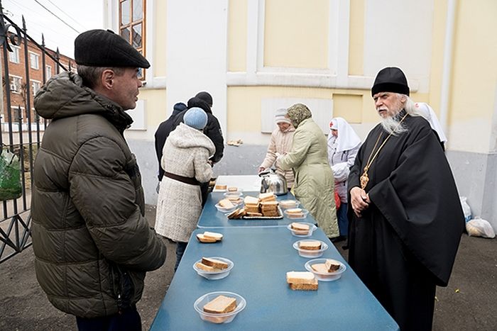 Епископ Пантелеимон пообщался с бездомными людьми