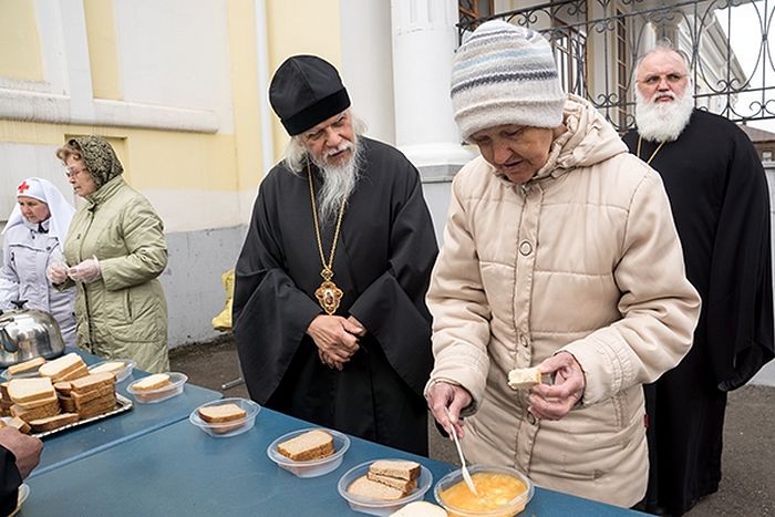 Каждую неделю сестры милосердия кормят бездомных у Покровского собора Сарапула